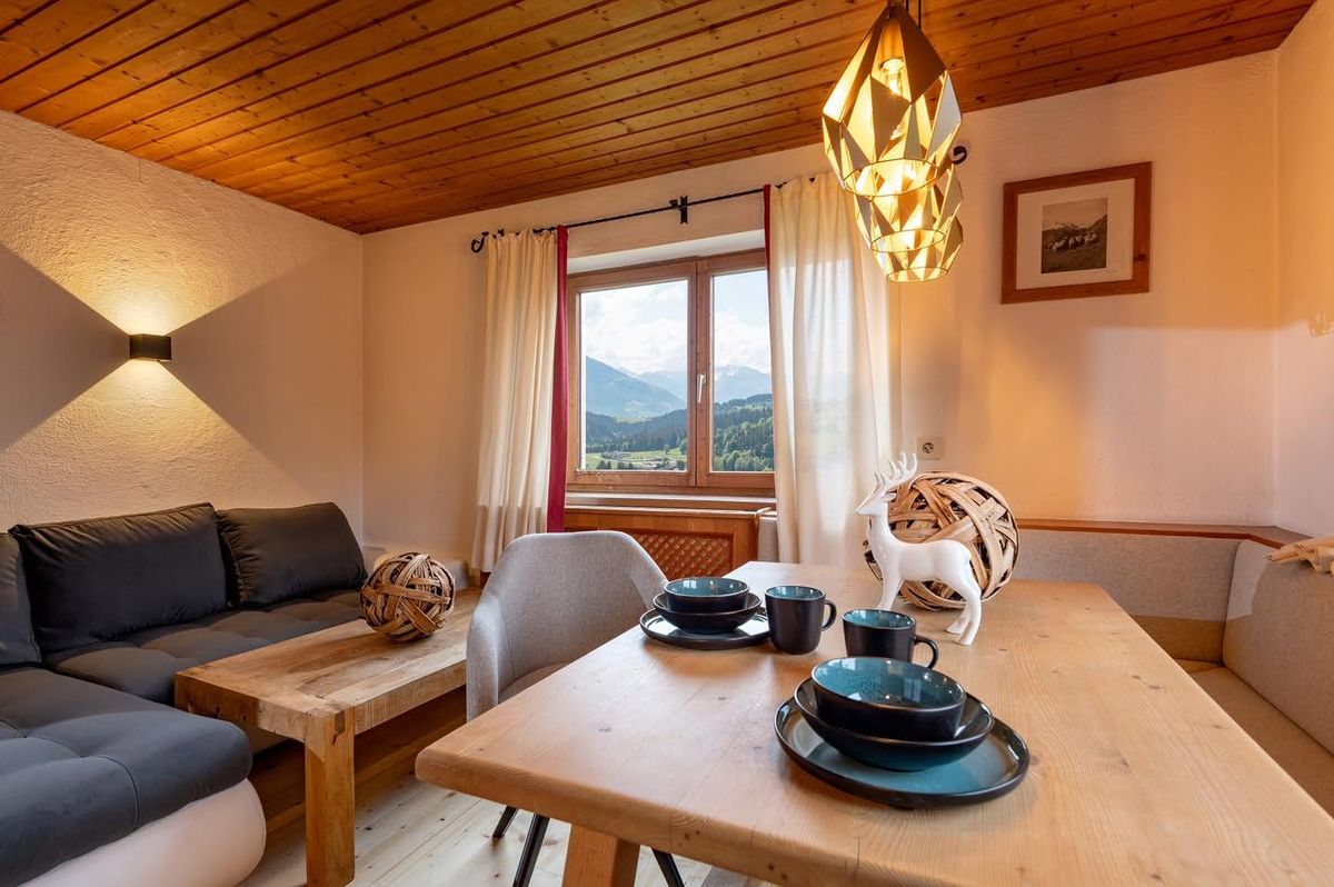 Living room with a wooden ceiling and a dining table